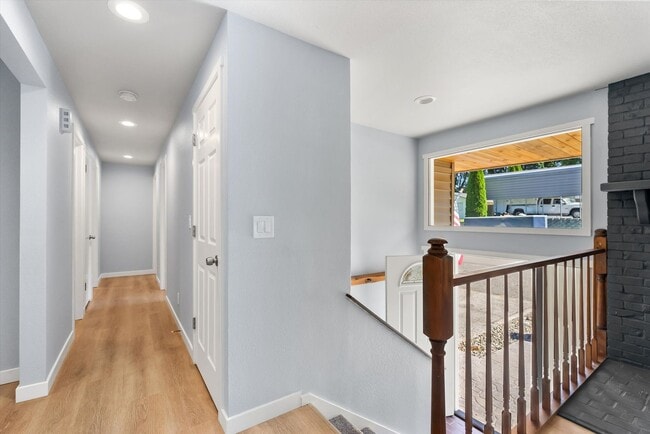 Building Photo - 3 Bed 2 Bath Fully Fenced Split Level Lake...