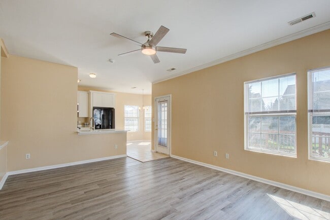 Building Photo - 3 Bed, 2.5 Bath Home Conveniently Located ...