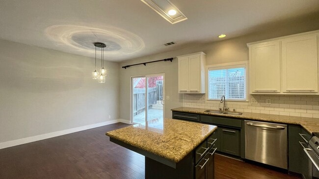 Building Photo - Single Level 4-Bedroom with 3-Car Garage in Berry Gardens