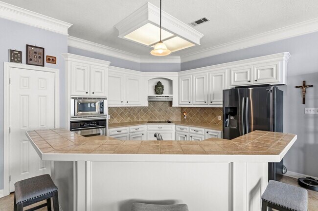 Building Photo - 1208 Lake View Dr