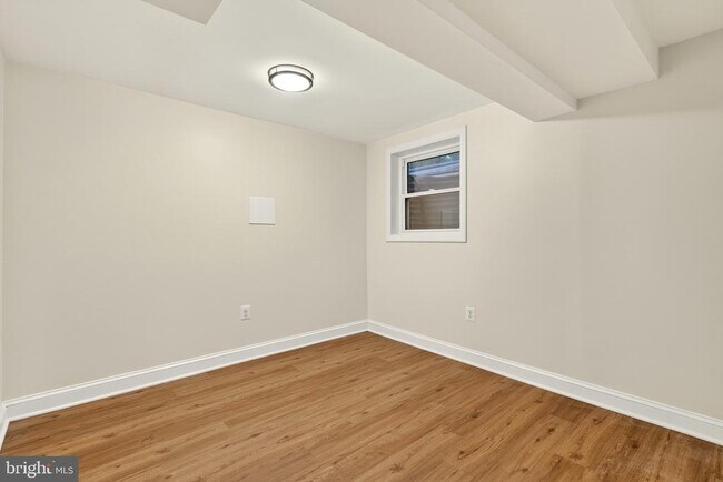 Building Photo - 2375 N Vernon St