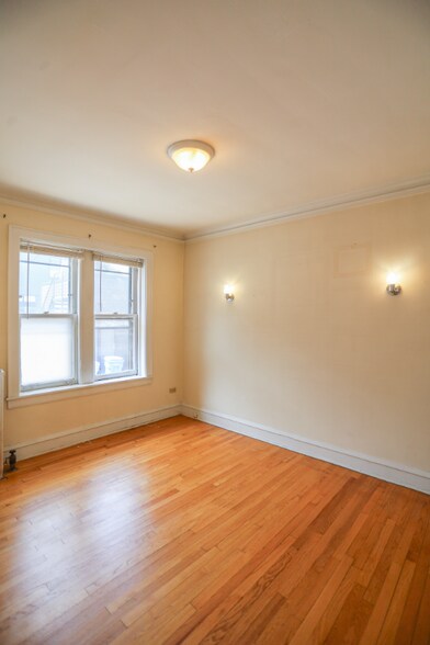 Building Photo - 4246 N Francisco Ave