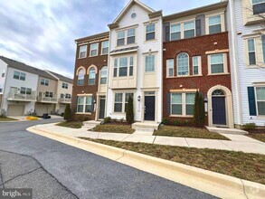 Building Photo - Bright and airy 4bd 3.5bth garage townhome...