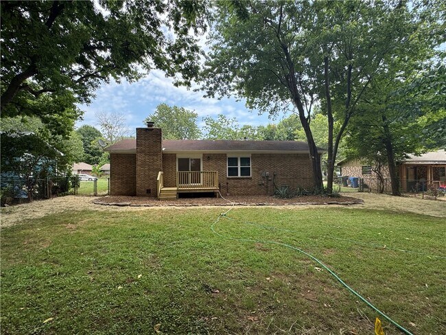 Building Photo - 1841 Seminole Ct