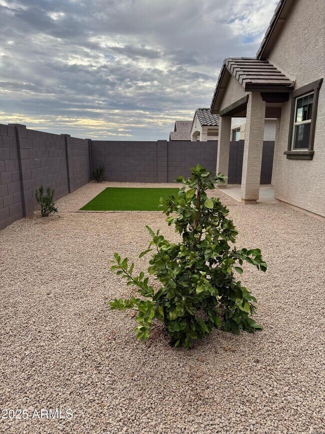 Building Photo - 9973 W Mitchell Ave