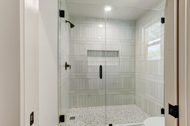 Building Photo - High-End 4-Bedroom Retreat | Designer Kitchen | Resort-Style Backyard & Pool!