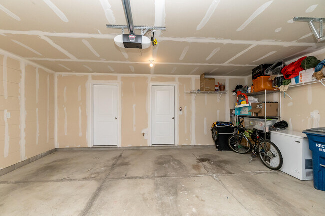 Building Photo - 2865 Rayfield Ave