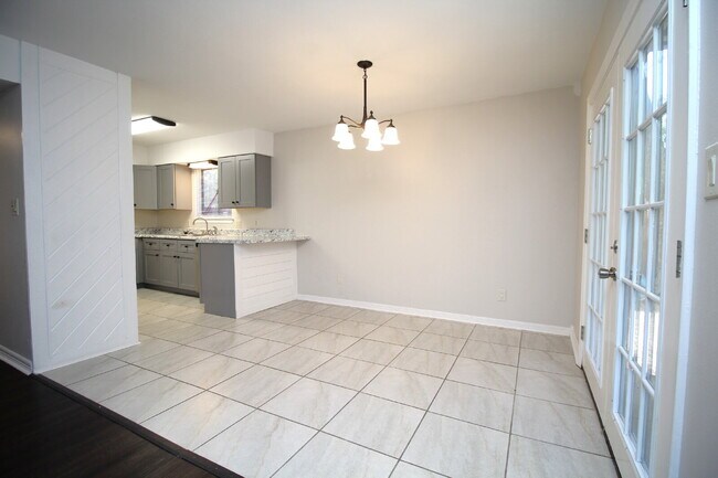 Building Photo - Spacious 3BR Townhome Near Pensacola State College with Flex Room, Private Balcony & Fenced Backy...