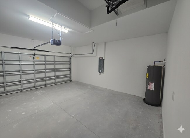 Building Photo - Large 3 Bedroom, 2 Bath + Den