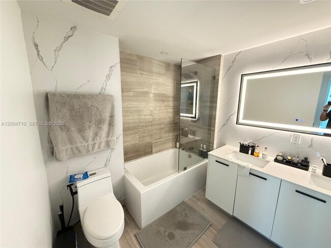 Building Photo - 1300 Brickell Bay Dr