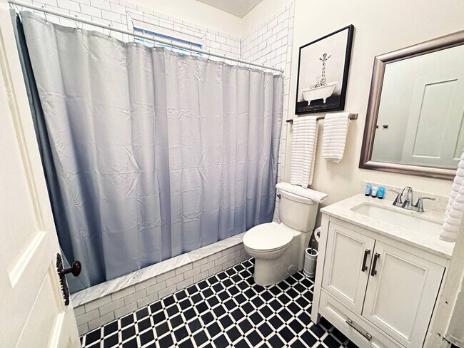 Building Photo - 205 SE 7th St