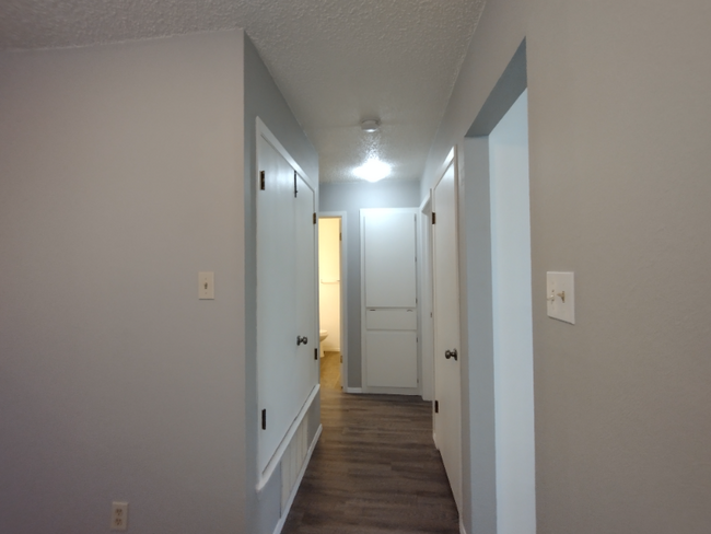 Building Photo - 1620 W Braker Ln