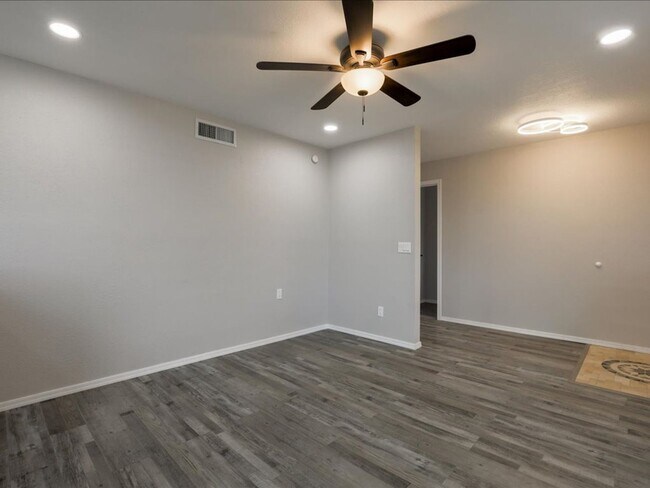 Building Photo - Spacious 4 Bedroom 2 Bathroom home with Private Pool & Arizona Room!