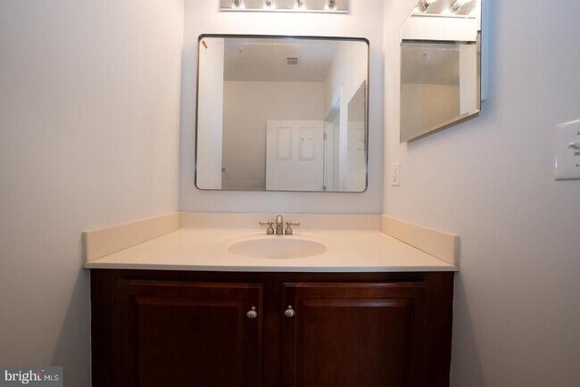 Building Photo - 300 W Elm St