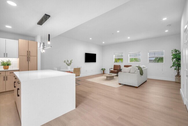 Building Photo - 477 NE 1st St