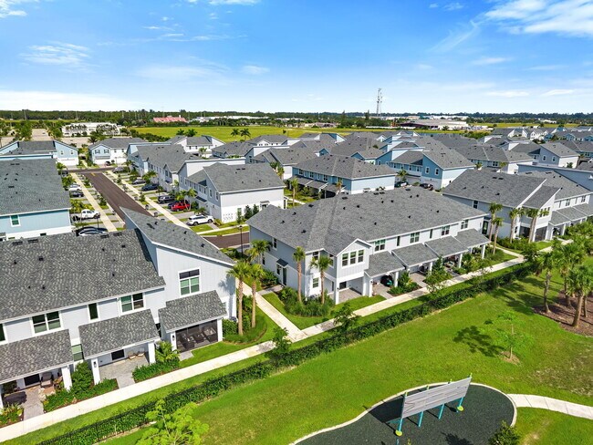 Building Photo - 4440 Longwood Lake Sq