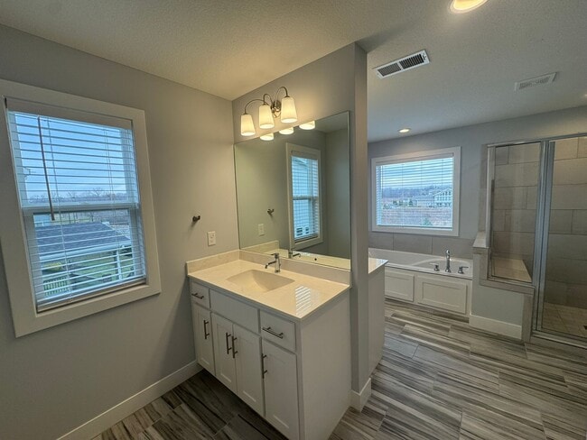 Building Photo - Luxury 5BR 4 BA Home w/ Pool and Clubhouse Access in GREAT location!