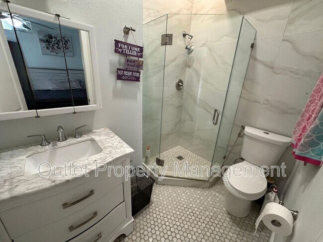 Building Photo - 129 E Concord St