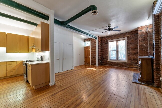 Building Photo - Beautiful Row Home Style Condo Central Den...