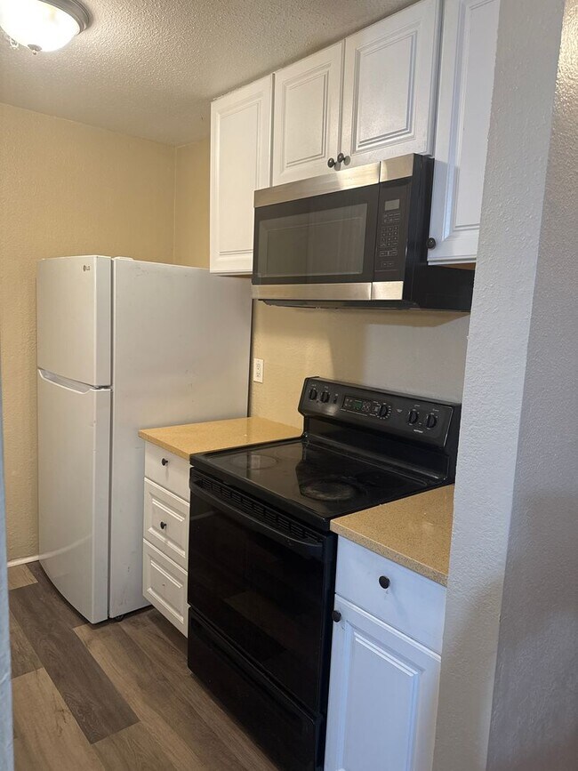 Building Photo - Condo 2 Bed / 2 Bath – In-Unit Laundry – C...