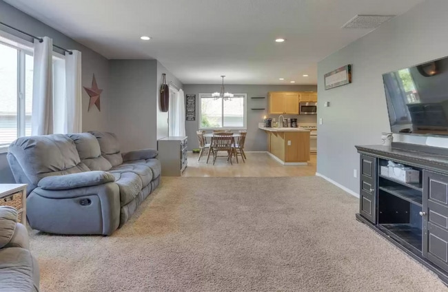 Building Photo - Lovely 3 bedroom Home in Pioneer Place!