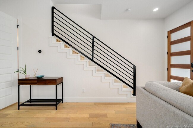 Building Photo - 715 Eleanor Ave