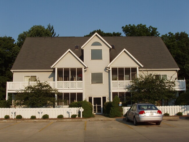 Building Photo - 1374 S College Mall Rd