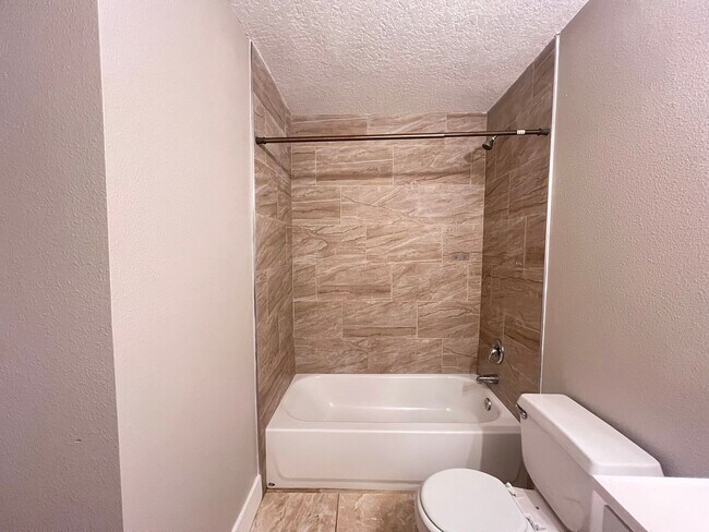 Building Photo - Great 1/1 condo in gated community!