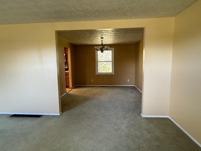 Building Photo - 535 Willow Dr SE