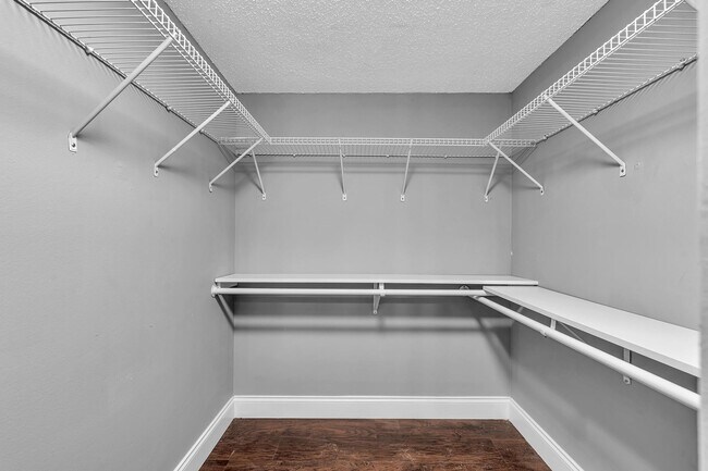 Building Photo - 5961 N Falls Circle Dr