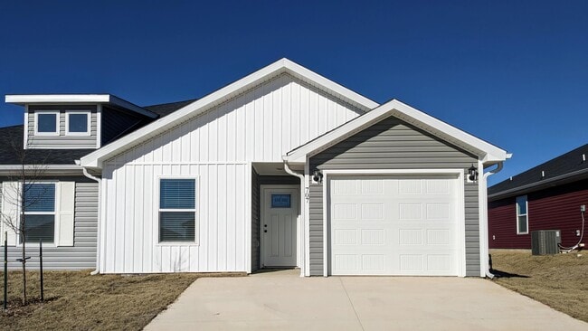 Building Photo - 707 Short Leaf Ln