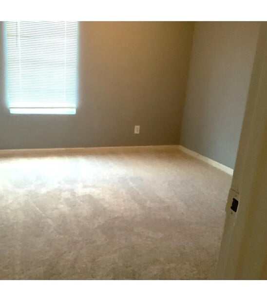 Building Photo - Room in House on Walton View