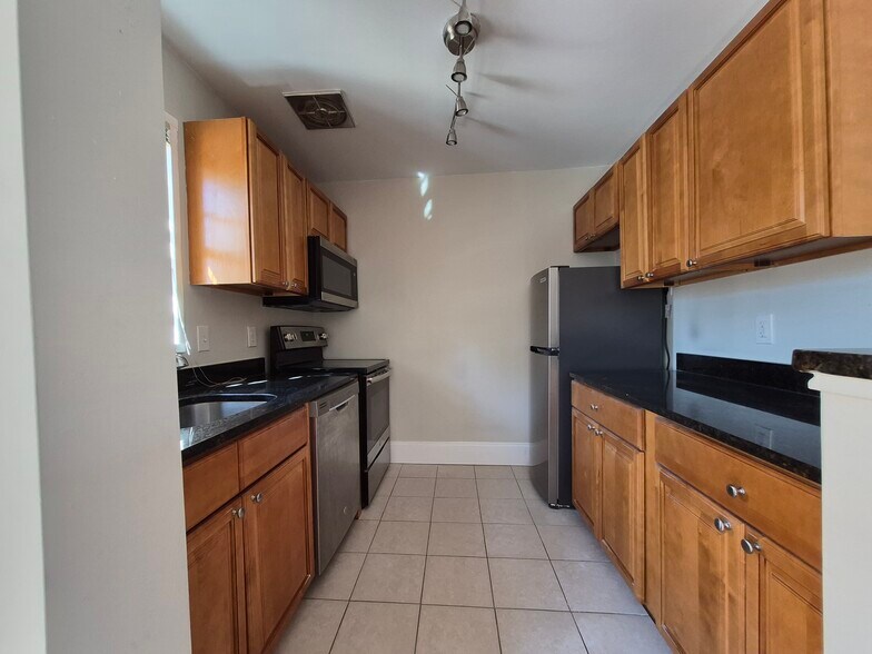 Building Photo - 1602 W Abingdon Dr