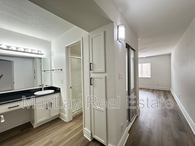 Building Photo - 3825 E Camelback Rd
