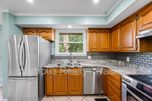 Building Photo - 7020 Bonnamere Dr