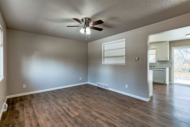 Building Photo - 2 Bedroom 1 Bath Duplex in the heart of Lo...