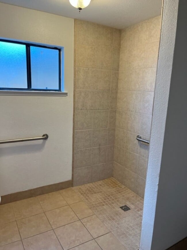 Building Photo - Nice 5 bedroom home with a large garage.