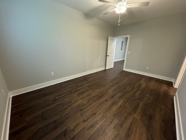 Building Photo - 3BD/3.5BA - LARGE END UNIT @ THE RESERVE