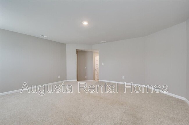 Building Photo - 560 Post Oak Ln