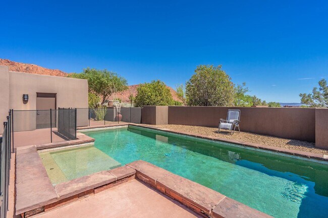 Building Photo - Exquisite Custom Home in Prestigious Commu...