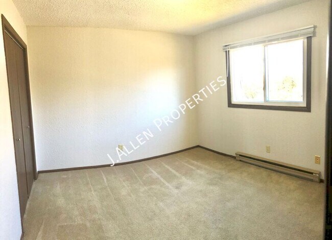 Building Photo - Spacious 2 bed