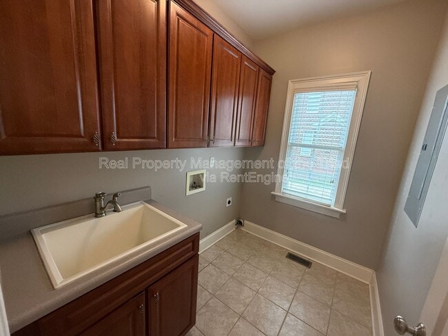 Building Photo - 2528 N Beech Ln