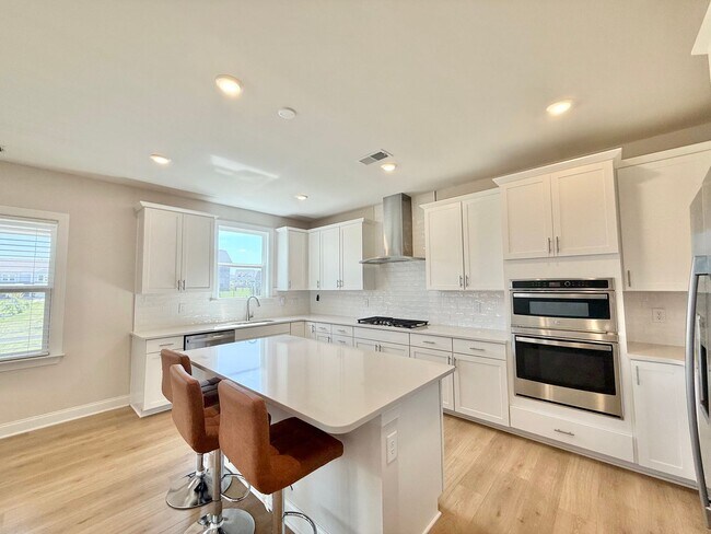 Building Photo - Luxurious 5BD, 4.5BA Holly Springs Home in an HOA Community with Resort-Style Amenities near Down...