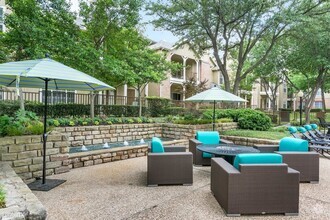 Building Photo - 3 br, 2.5 bath Condo - 2551 Hall Johnson R...