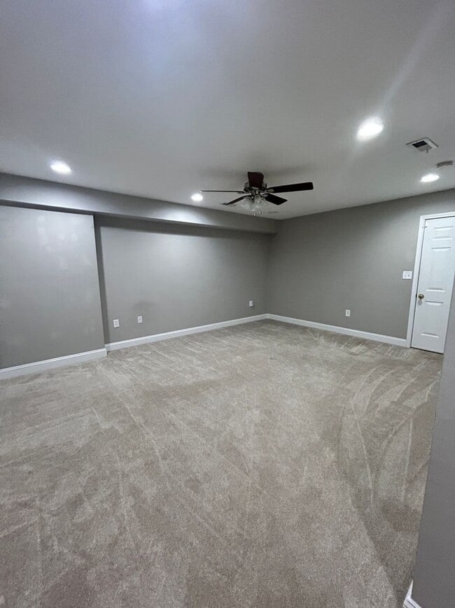 Building Photo - Like New Townhome in Old SW! Close to Cari...