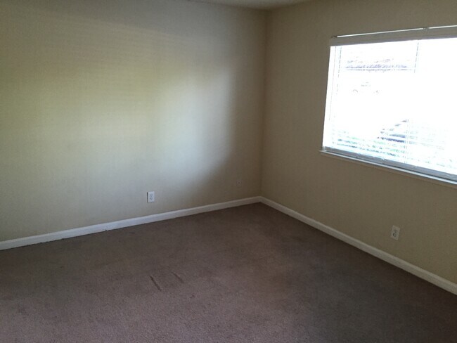 Building Photo - Spacious 3 bedroom condo with hardwood flo...
