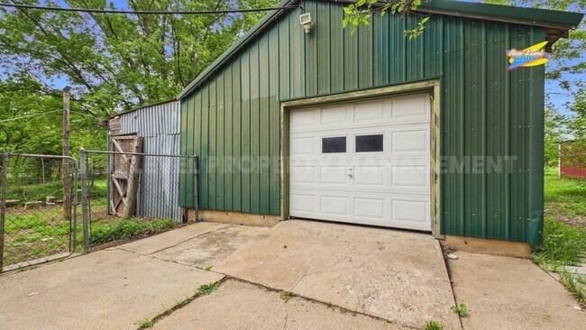 Building Photo - 4704 SW 101st Terrace