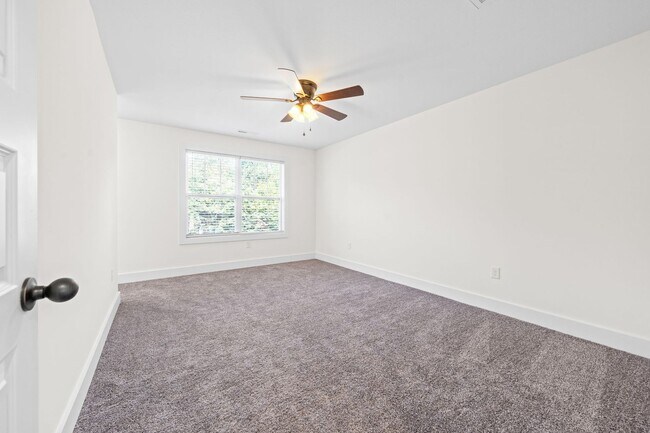 Building Photo - Pet Friendly Three Bedroom!