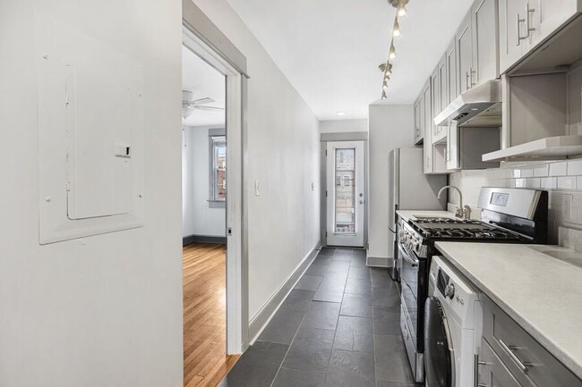 Primary Photo - Chic 1 Bedroom Abode Just Off of H Street!...