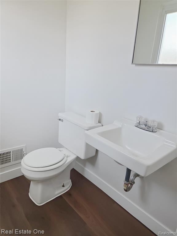 Building Photo - 15760 Oakbrook St